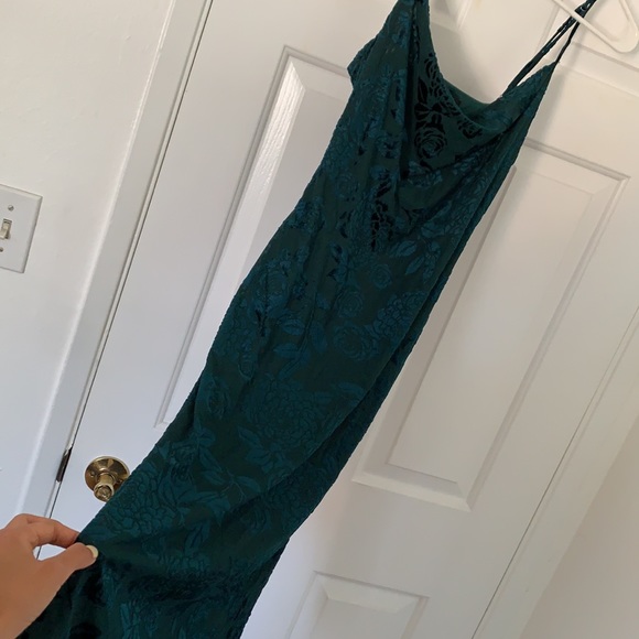 Lulu’s Green velvet floral midi dress - Picture 2 of 2